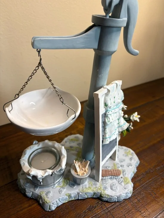 Vintage Yankee Candle Hanging Tart Warmer Designed With Laundry Scene - Picture 2 of 6